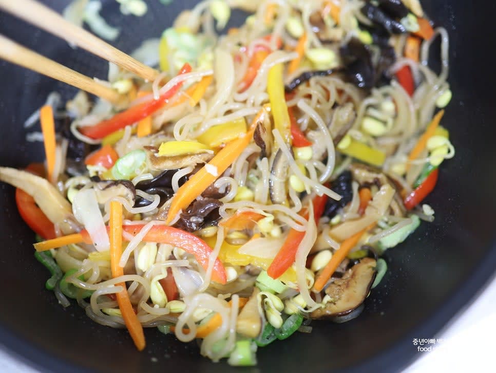 대파와 마늘 향이 올라오면 잡채를 넣고 중강 불로 볶아줍니다.