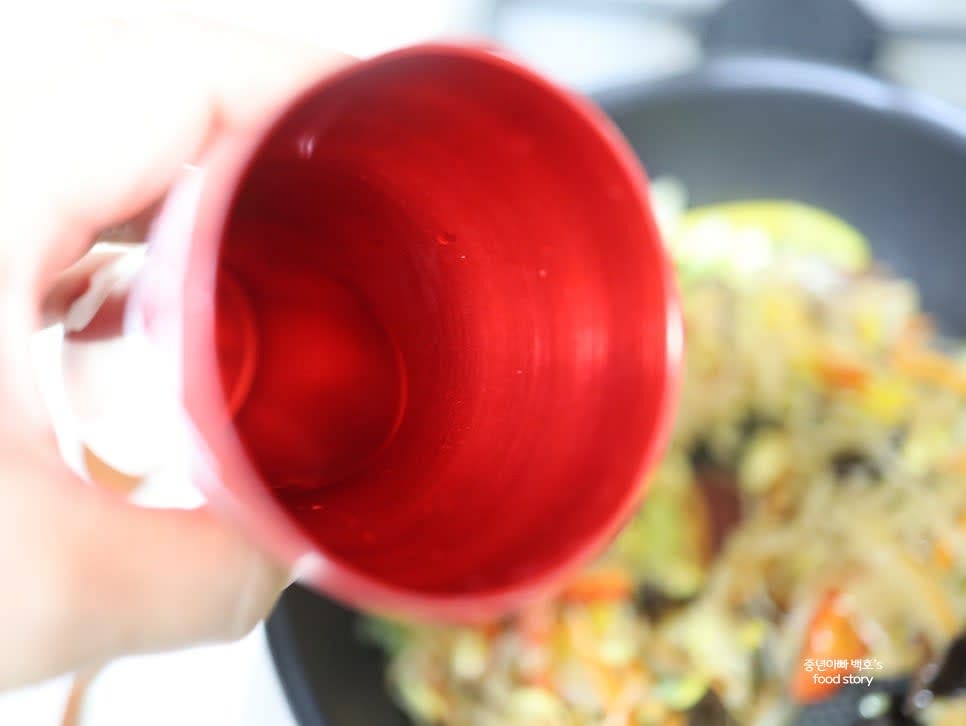 잡채가 부드럽게 되도록 물 1/3컵을 추가하여 볶습니다.