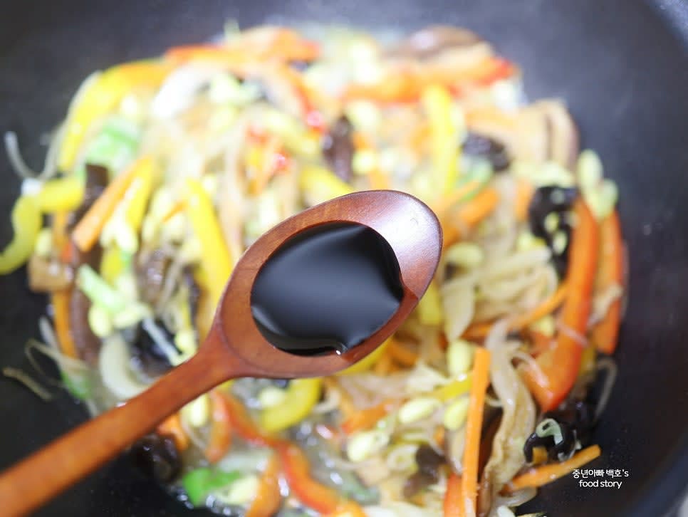 굴 소스 1/2스푼과 노두유 1스푼을 넣고 간을 맞추며 볶습니다.