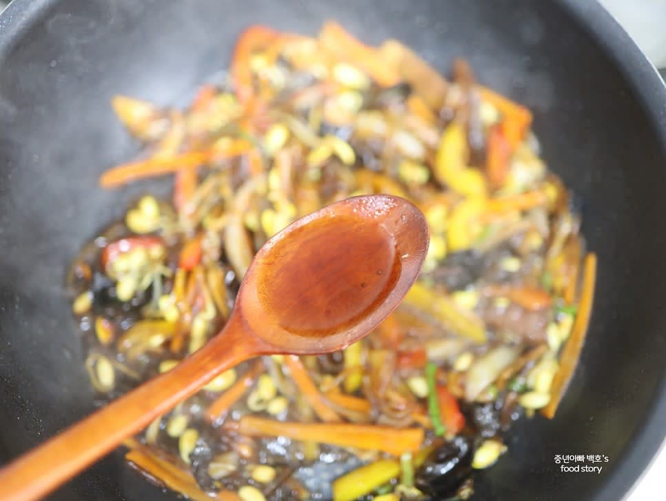 마무리로 참기름 1/2스푼을 넣고 잘 섞어 불을 끕니다.
