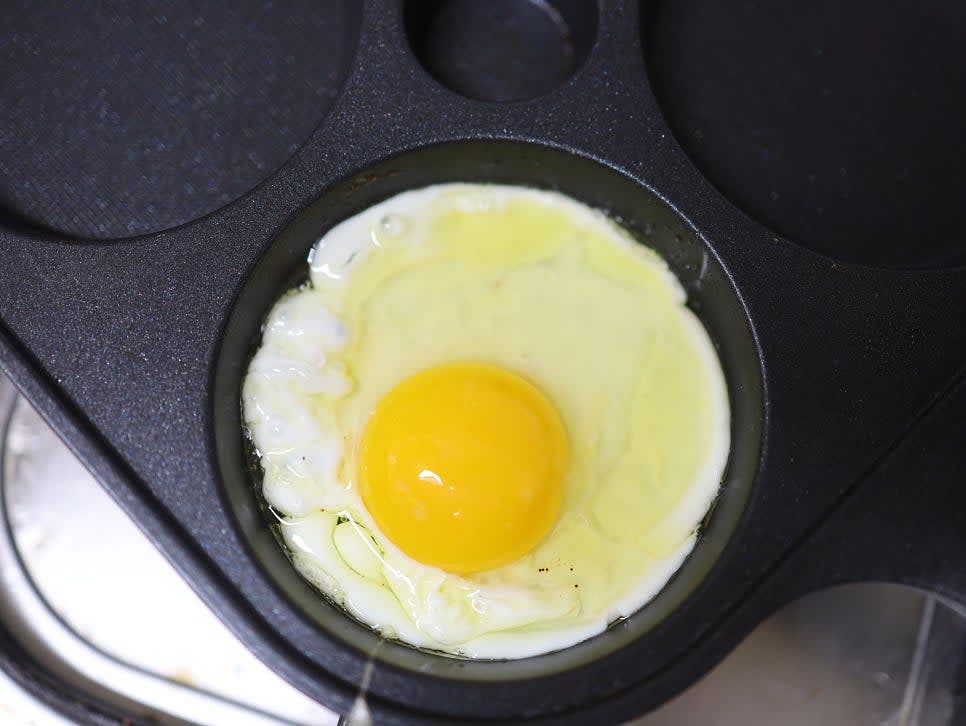 계란후라이틀에 달걀을 올리고 올리브오일을 사용해 반숙으로 프라이를 만듭니다.