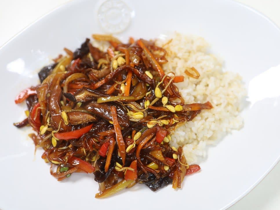 접시에 밥과 잡채를 반씩 겹쳐 담습니다.