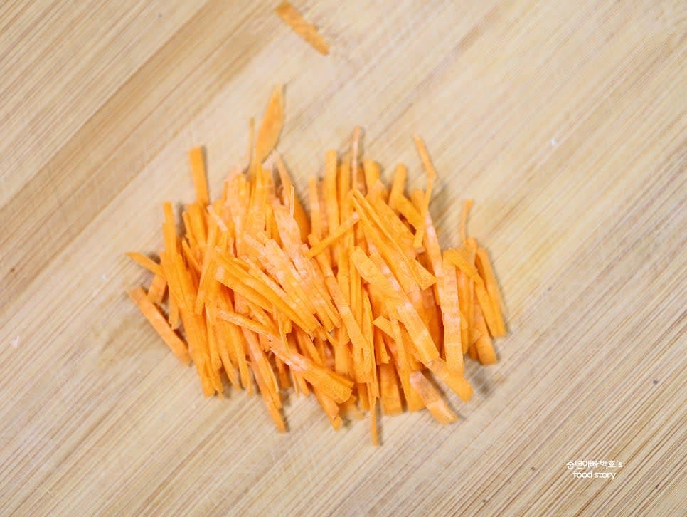 당근은 얇게 채를 썰고, 대파는 녹색 부분을 송송 썰어 준비합니다.