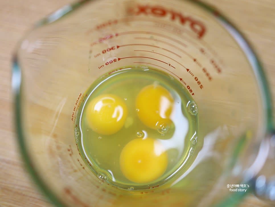 계란 3알을 풀어서 곱게 섞어 준비합니다.