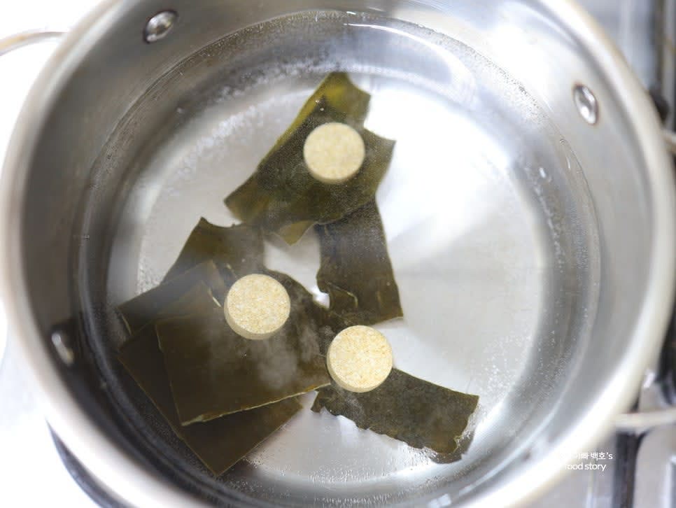 냄비에 생수 1200ml와 다시마 10장을 넣고 끓입니다. 멸치육수 동전 3알도 함께 넣습니다.
