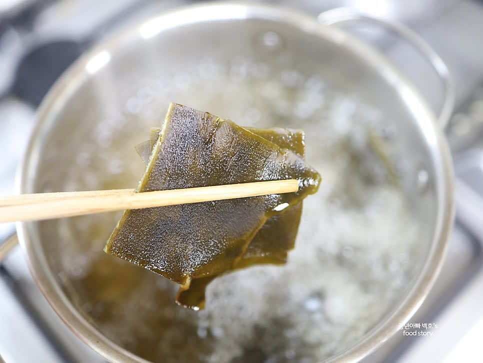 물이 끓으면 2~3분간 더 끓인 후 다시마를 건져냅니다.