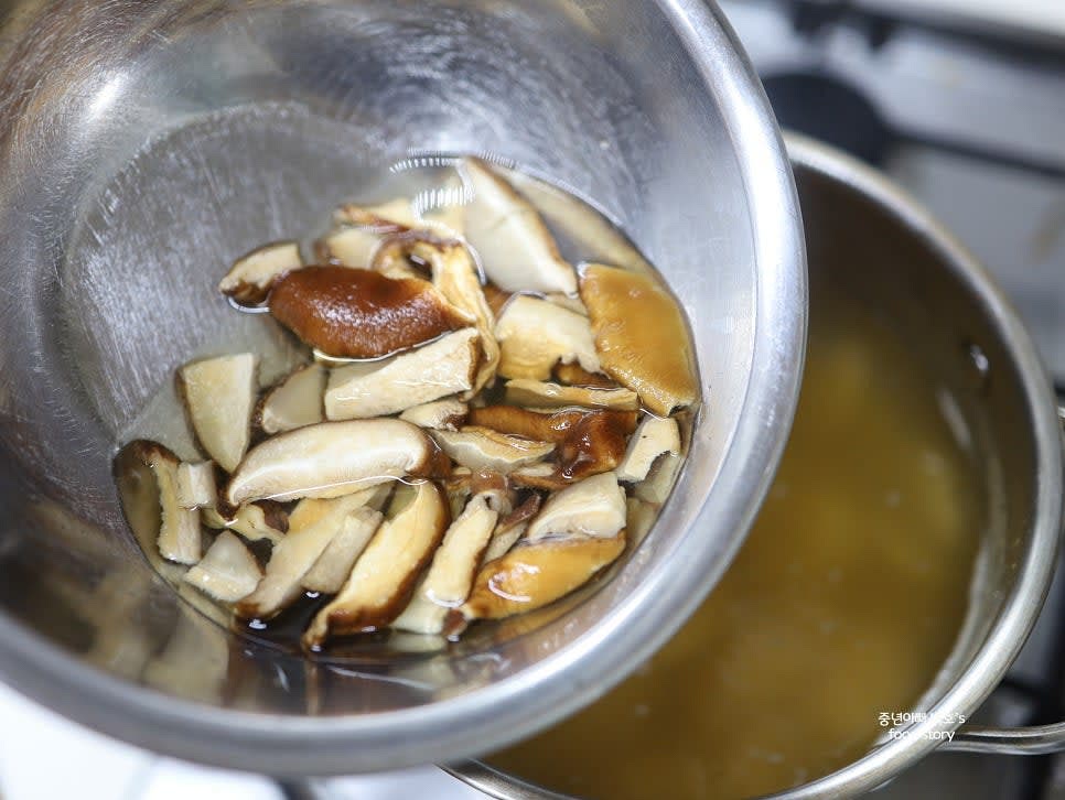 표고버섯과 당근채를 육수에 넣고 우려낸 표고버섯 물 100ml도 함께 넣어줍니다.