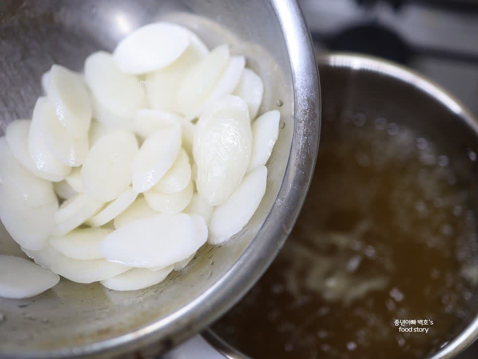 떡국 떡을 깨끗이 씻어 육수에 넣고 끓입니다.