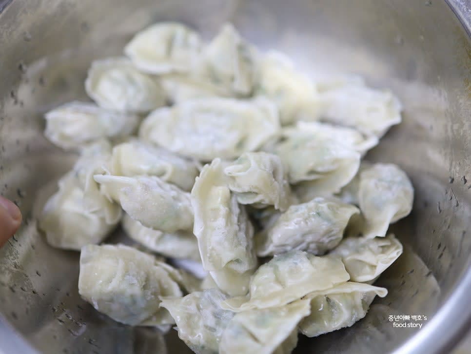 물만두를 해동하지 않은 상태로 넣고 끓입니다. 크기에 따라 조리시간은 3~5분 정도입니다.