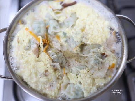 육수가 끓는 상태에서 준비해 둔 계란물을 빙 둘러가며 부어줍니다. 이때 젓지 않고 그대로 익혀 포슬포슬한 식감을 유지합니다.