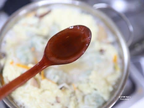 참기름 1스푼과 후추를 넣어 풍미를 더합니다.