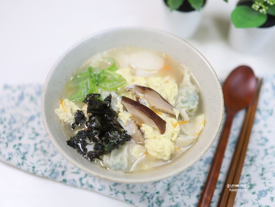 그릇에 담아 김가루와 대파를 고명으로 올려 완성합니다.