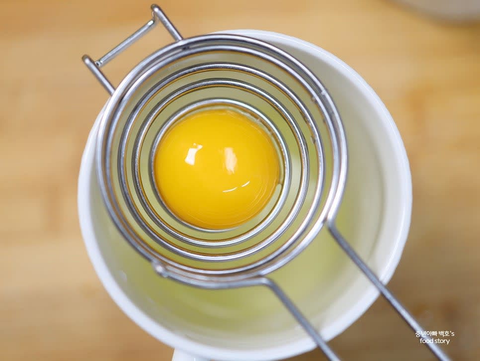 달걀 4알을 준비해 노른자와 흰자를 분리하거나 함께 풀어 준비합니다.