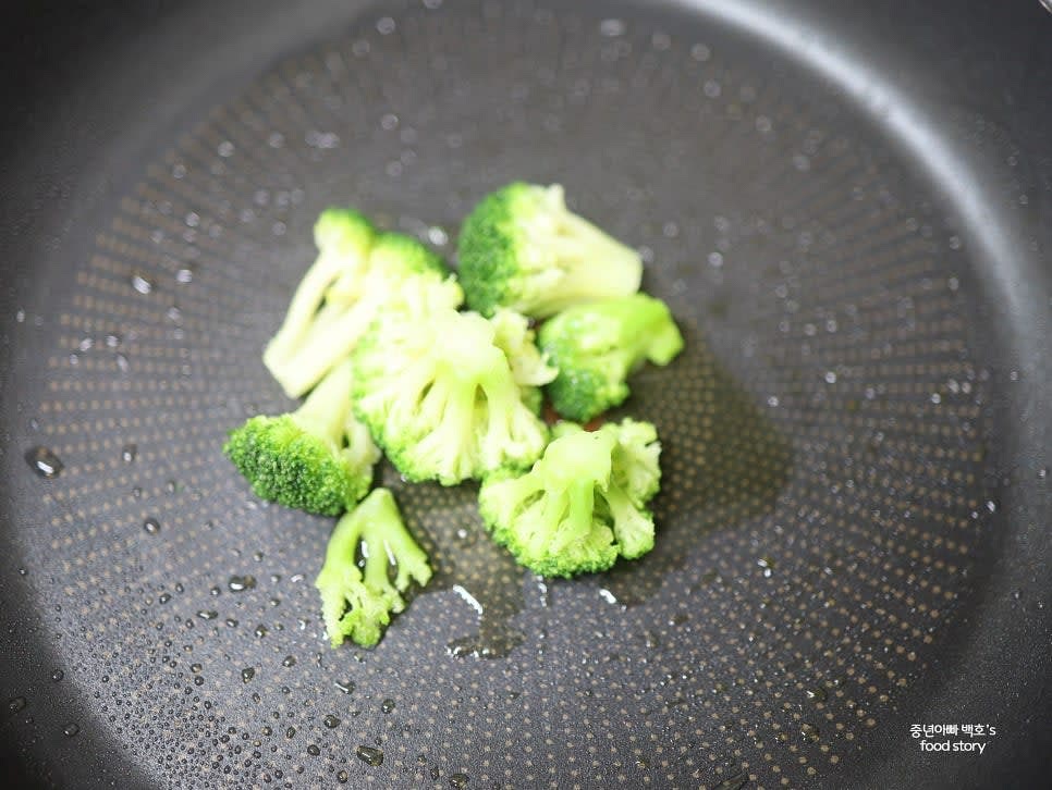 브로콜리를 깨끗이 씻고 데쳐 준비합니다.