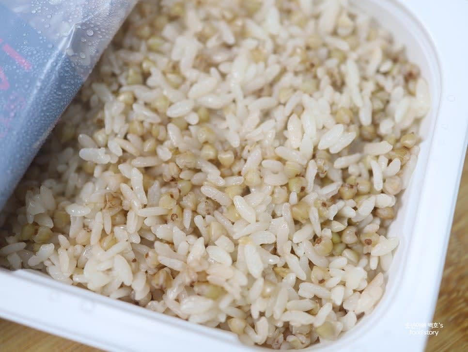 즉석 메밀밥 2팩을 전자레인지에서 데웁니다. 1팩은 2분, 2팩은 3분 동안 데워주세요.