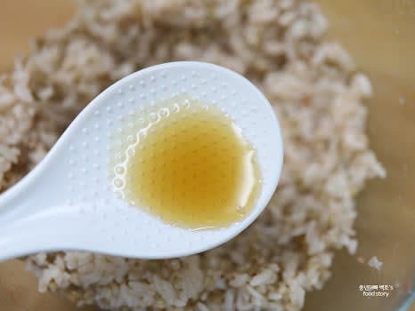 데운 밥에 소금 약간, 참기름 1스푼, 통깨 1스푼을 넣고 주걱으로 살살 섞어 줍니다.