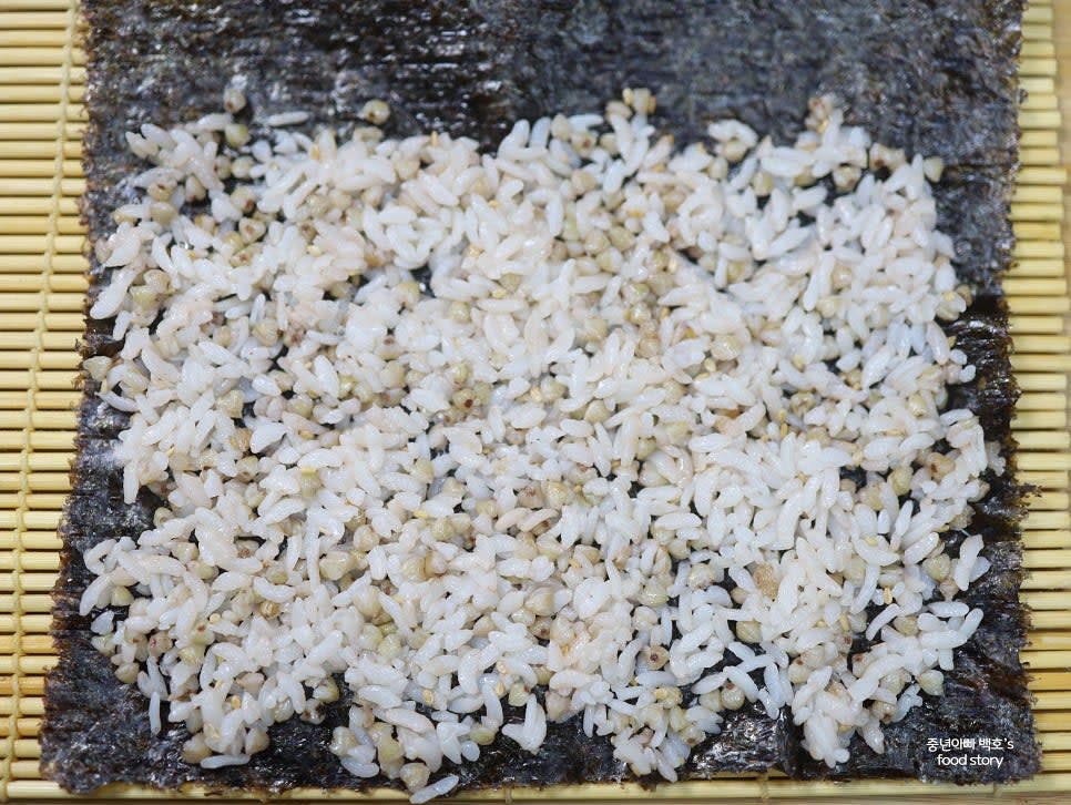 김밥용 김 위에 밥을 아래부터 3/4 정도로 고르게 펴주세요.