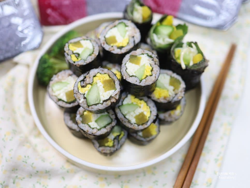 김밥을 먹기 좋은 크기로 썰어 그릇에 담아 주세요.