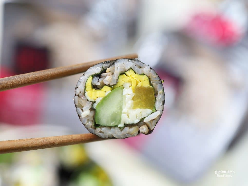 깔끔하게 플레이팅하고 남은 재료는 함께 곁들여 맛있게 즐깁니다.