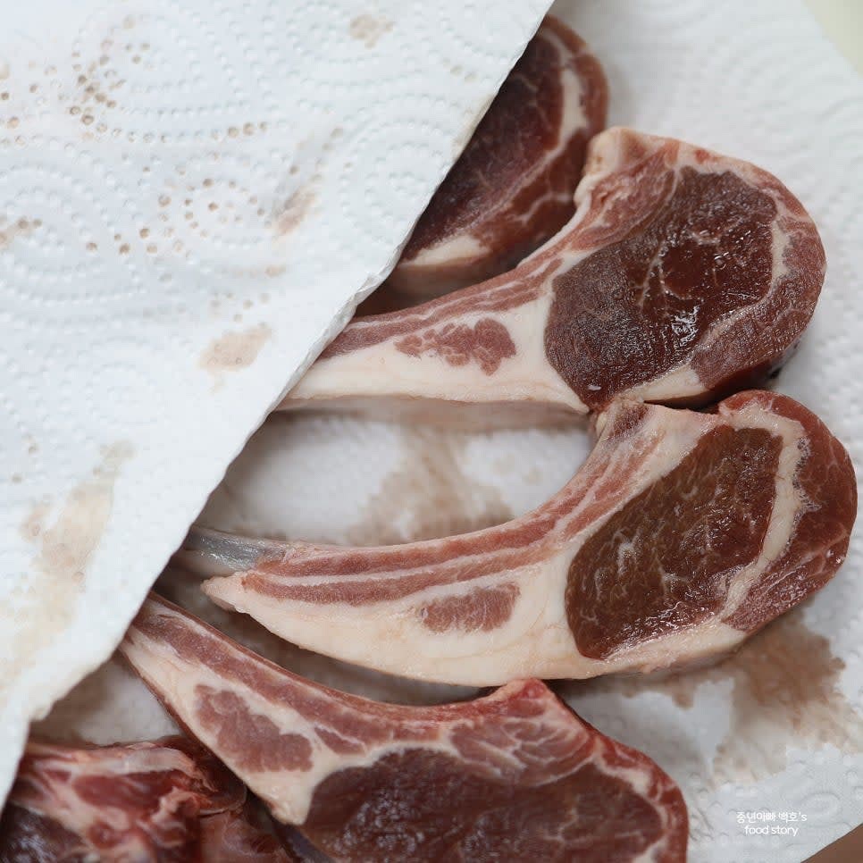 프렌치랙과 등심을 해동한 후 종이타월로 핏물을 꼼꼼히 제거합니다.