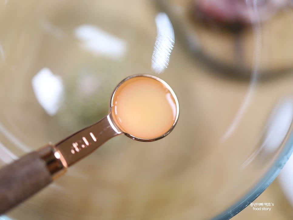 볼에 소금, 후추, 로즈마리, 레몬즙, 올리브오일, 다진 마늘을 넣어 마리네이드 소스를 만듭니다.