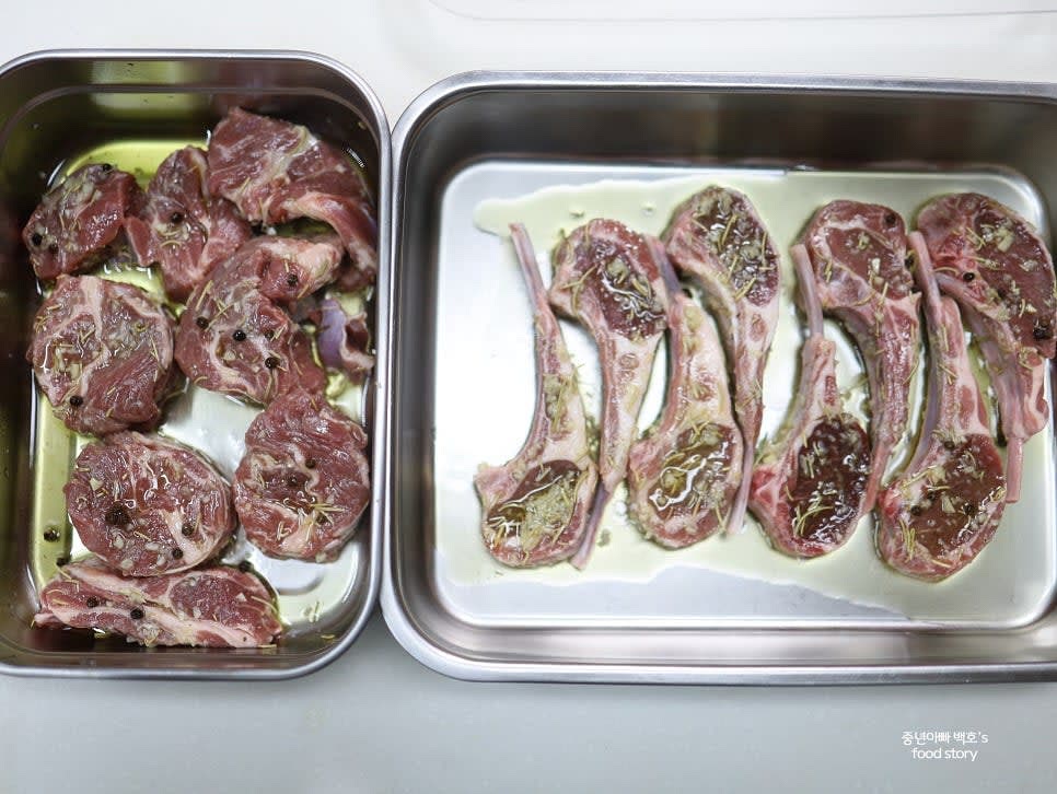 프렌치랙과 등심에 마리네이드 소스를 앞뒤로 골고루 바르고 랩으로 싼 후 냉장고에 최소 1시간, 최대 10시간 보관합니다.