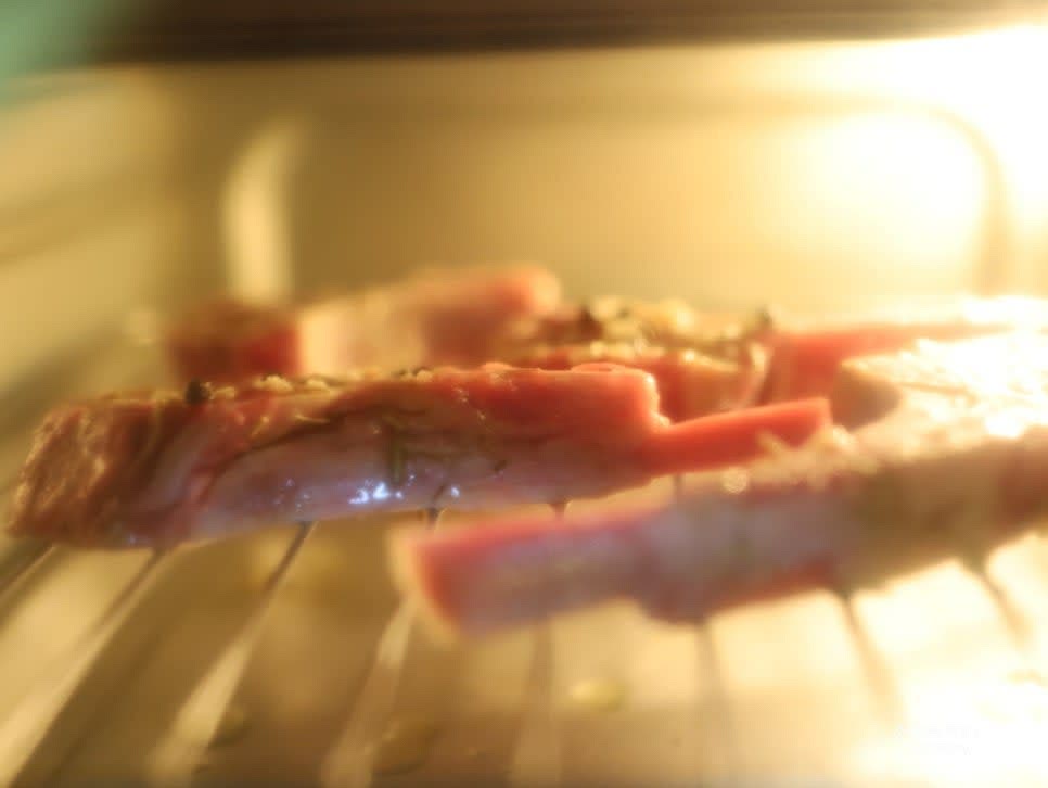 프렌치랙은 에어프라이어에 겹치지 않게 올린 후 180℃에서 10분간 굽습니다. 뒤집어 8분간 더 구워줍니다.