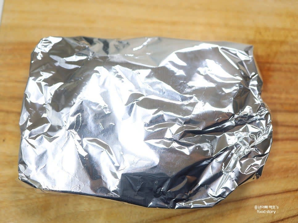 구운 양고기는 포일에 싸서 5분간 래스팅합니다.