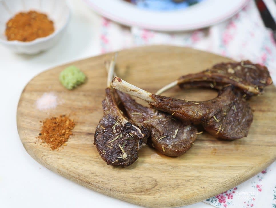 완성된 양갈비와 양등심을 접시에 담고, 쯔란, 핑크 솔트, 생 와사비와 함께 제공합니다.