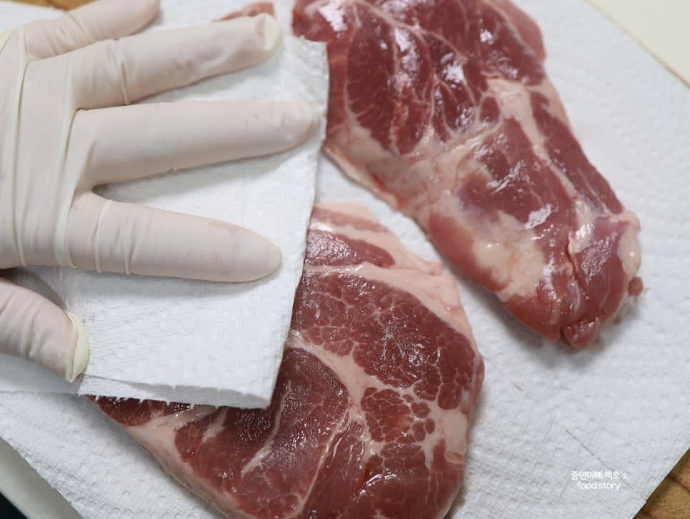 돼지목살 300g의 핏물을 제거합니다.