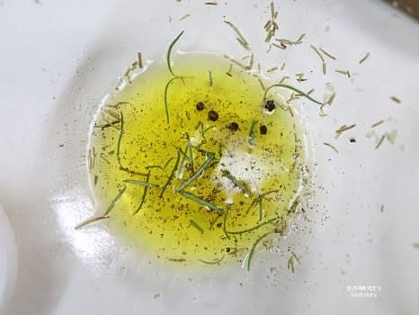 올리브오일 3스푼, 로즈메리 약간, 후추, 소금 약간, A1 스테이크 소스를 섞어 마리네이드 소스를 만듭니다.