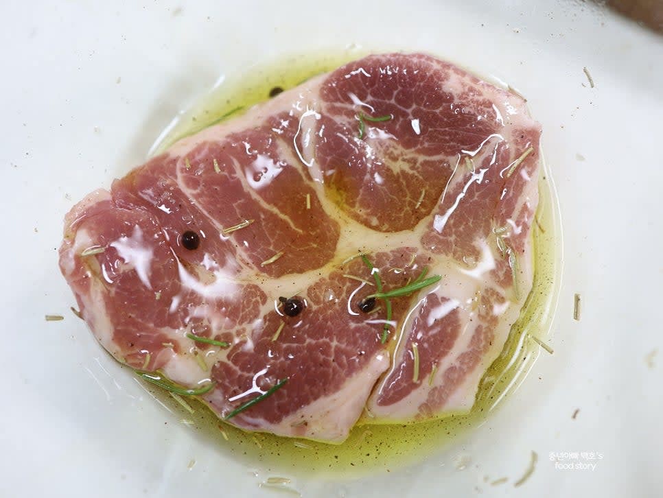 돼지목살에 마리네이드 소스를 앞뒤로 고르게 바르고 냉장고에 1시간 보관합니다.