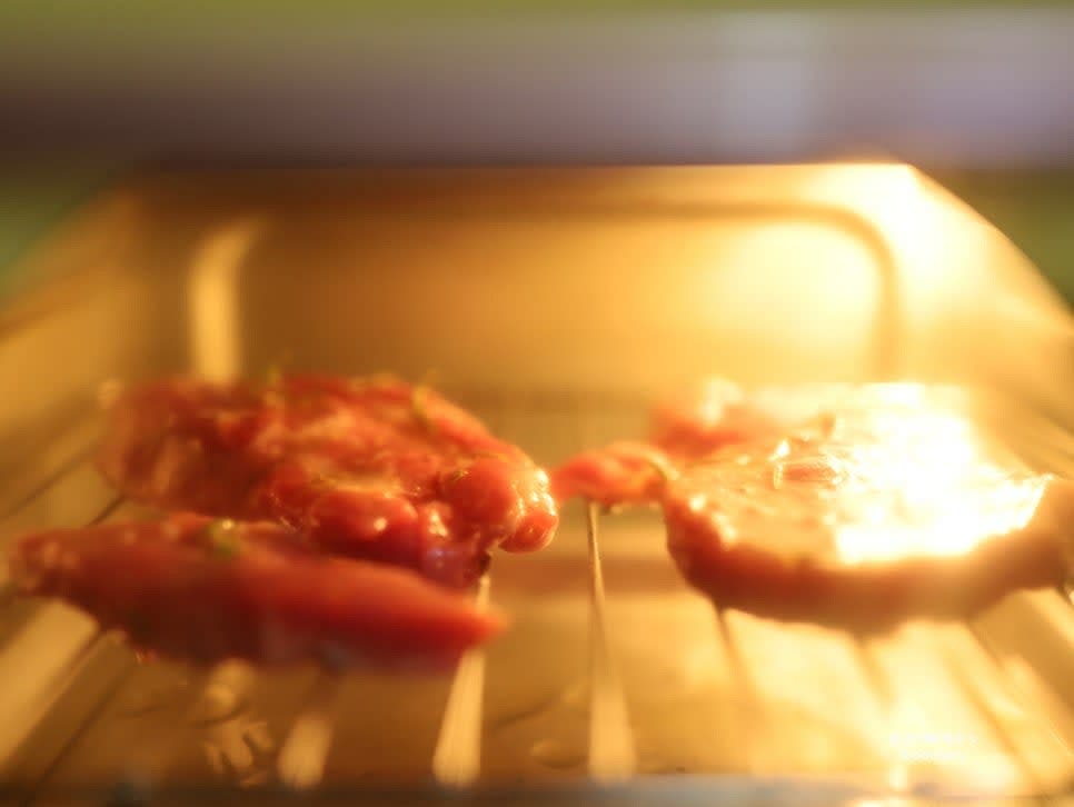 에어프라이어 망에 돼지목살을 겹치지 않게 올린 후 180℃에서 10분간 구워줍니다.