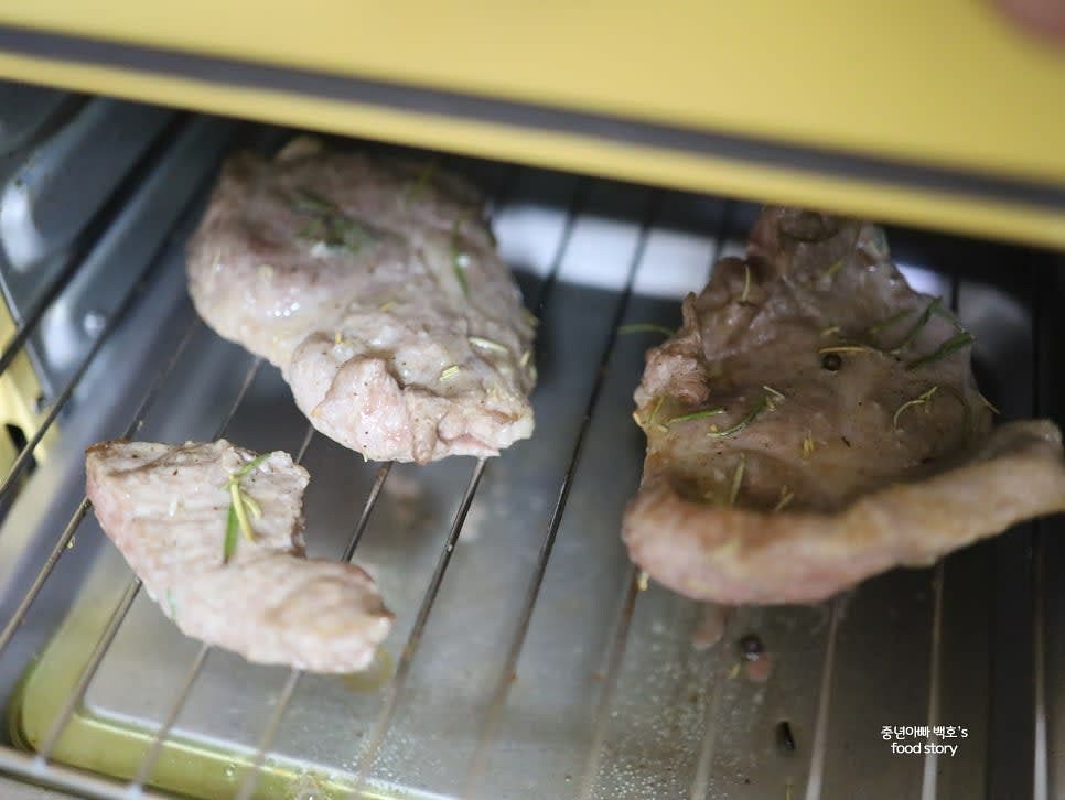 돼지목살을 뒤집고 8분간 추가로 구워줍니다.