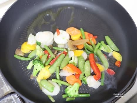 야채 모둠을 깨끗이 씻고 물기를 제거한 뒤, 기름을 두른 팬에 볶아 가니시를 준비합니다.