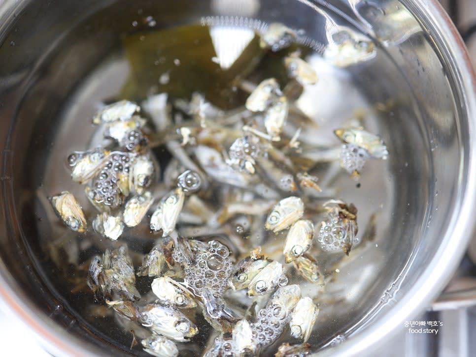 다시마를 물에 헹군 후 냄비에 생수 2000ml와 함께 멸치를 넣고 끓입니다.