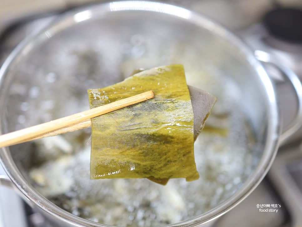 물이 끓으면 다시마를 2~3분 후 건져내고 중약불로 낮춘 후 15분 더 끓여 육수를 완성합니다.