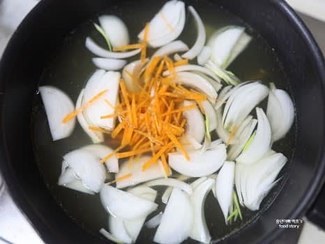 육수 800ml를 냄비에 부은 후 양파, 당근, 새송이버섯을 넣고 끓입니다.