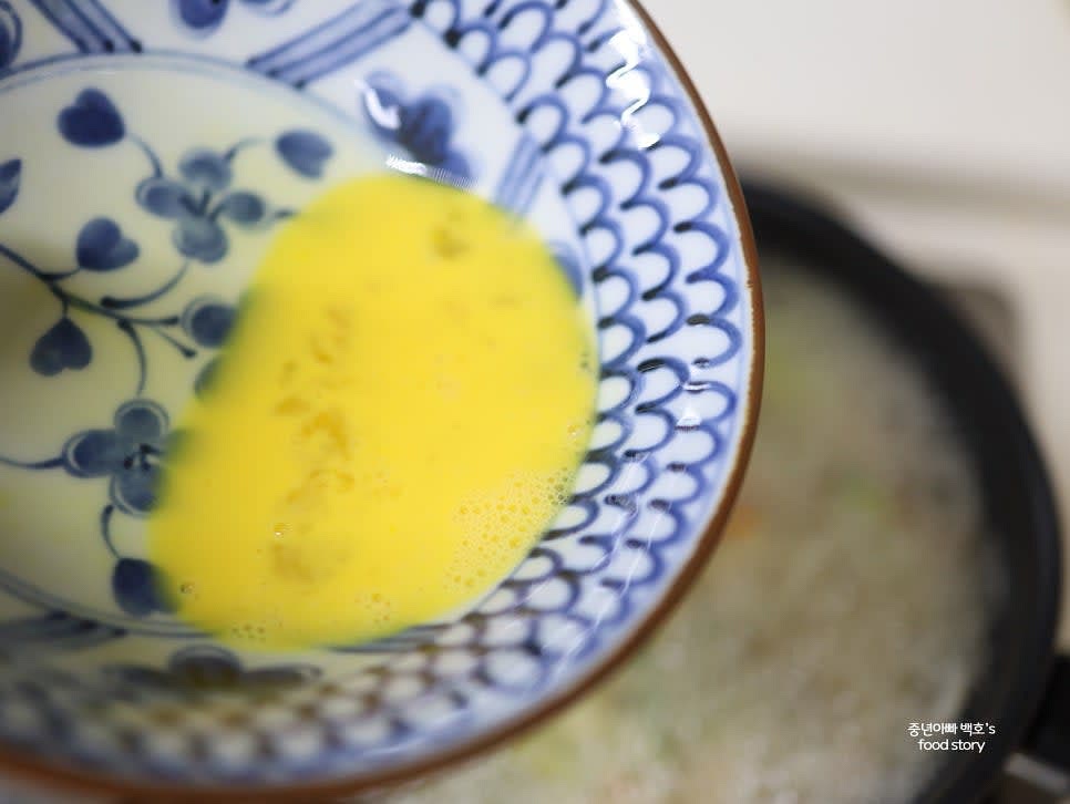 풀어놓은 달걀물을 국물에 빙 둘러 넣고 저어주지 않은 채 익힙니다.