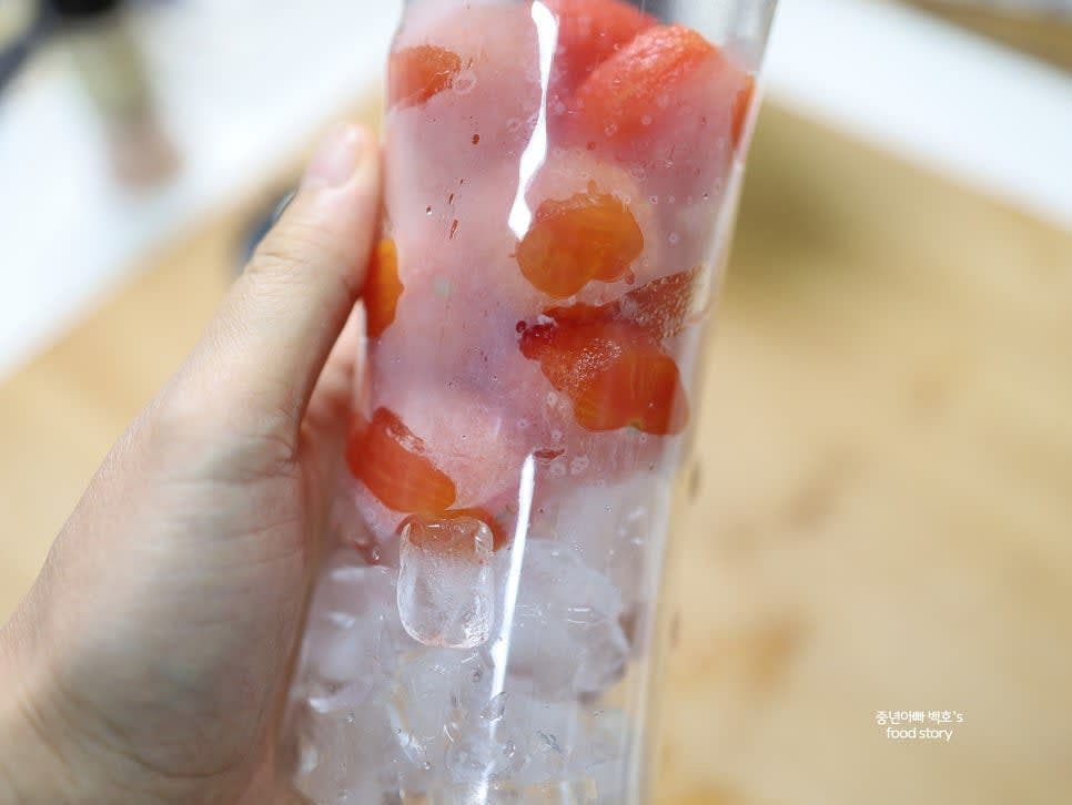 껍질을 벗긴 방울토마토와 얼음 1컵을 믹서기에 넣습니다.