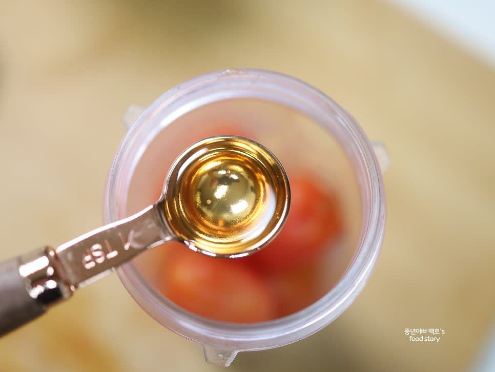 기호에 따라 알룰로스, 올리고당, 꿀, 또는 설탕을 1티스푼 추가합니다.