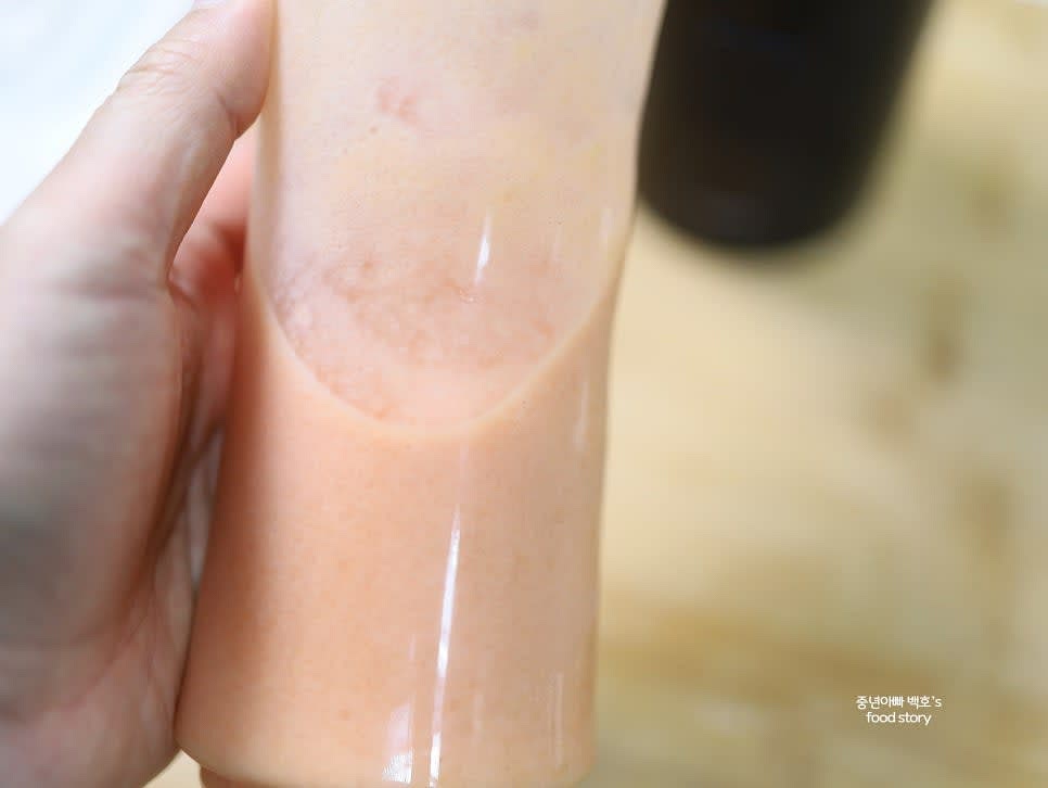 믹서기로 모든 재료를 곱게 갈아줍니다.