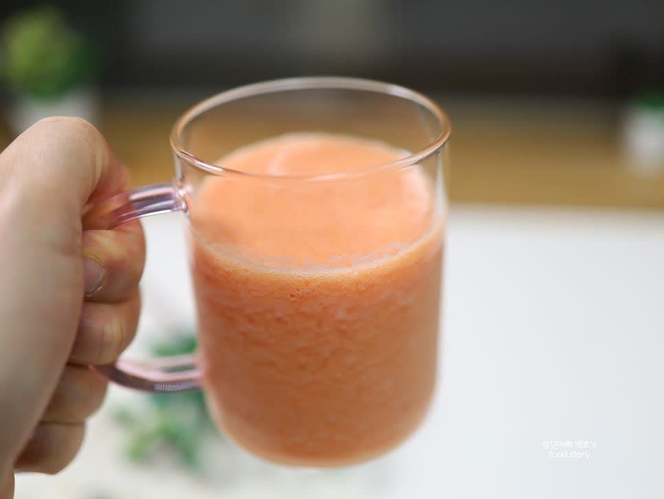 완성된 주스를 잔에 따라 시원하게 즐깁니다.