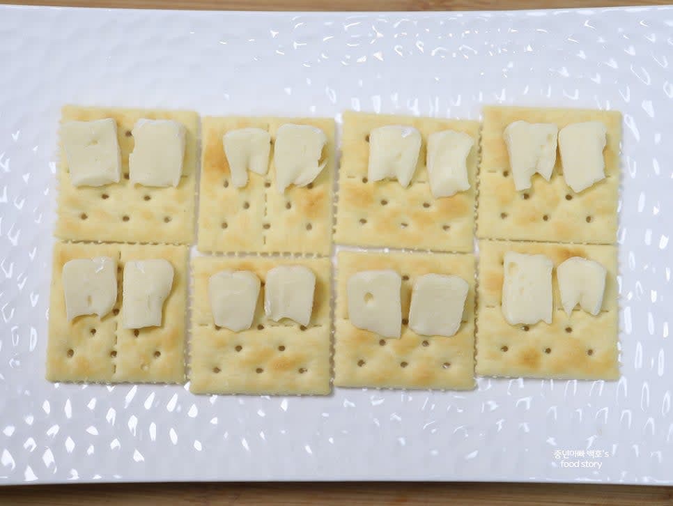 크래커 위에 브리치즈 조각을 한 개씩 올려주세요.