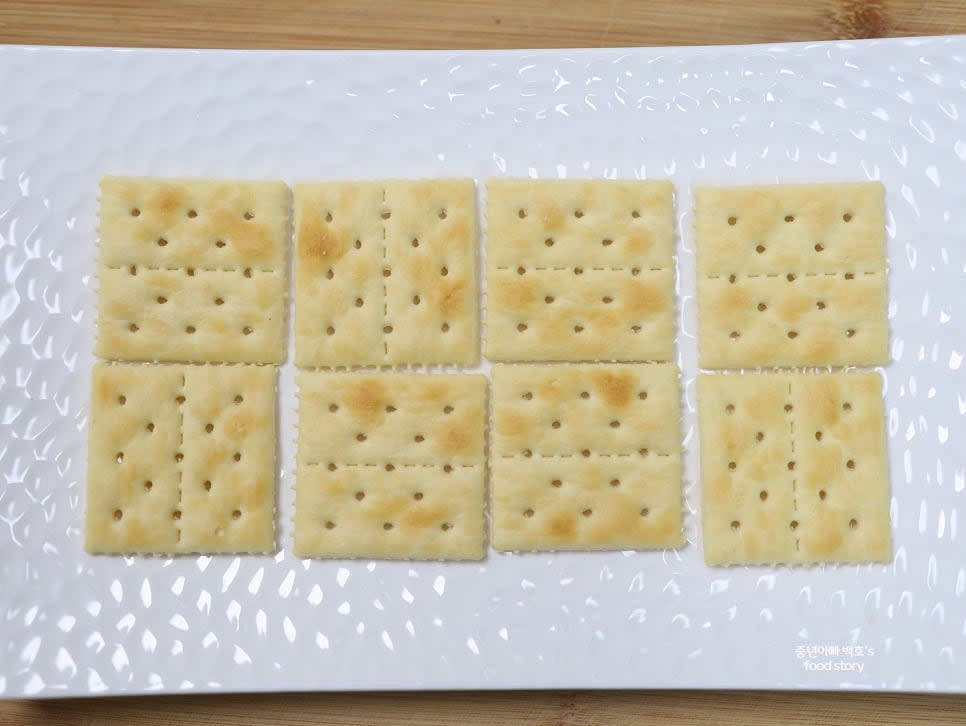 미니 브리치즈를 반으로 자르고 크래커를 평평한 면에 준비하세요.