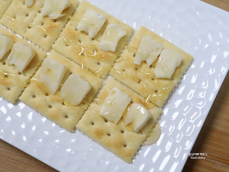 치즈 위에 꿀을 약 1티스푼씩 골고루 뿌려주세요.