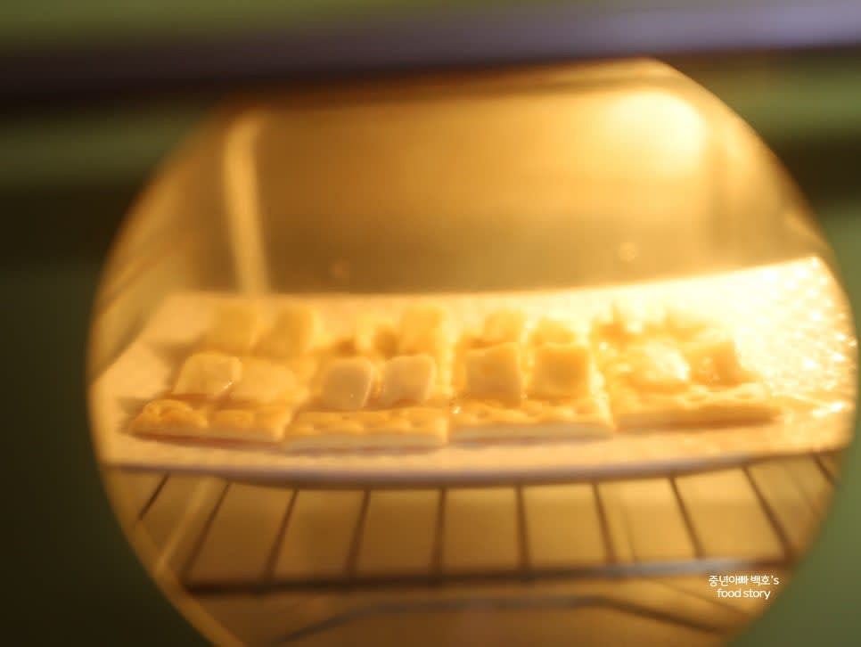 브리치즈를 올린 크래커를 에어프라이어에 넣고 160℃에서 5분간 구워주세요.