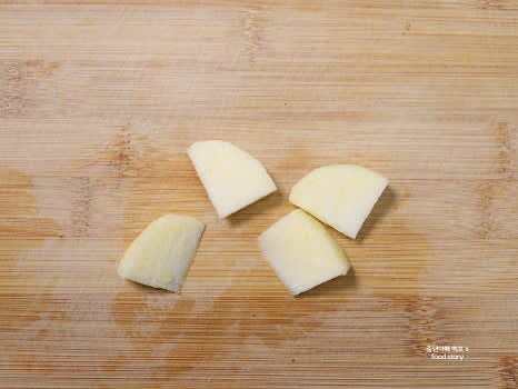 치즈가 구워지는 동안 사과는 얇게 슬라이스하고 귤은 한 조각씩 떼어 준비합니다.