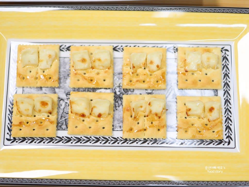 치즈가 녹아 버글버글한 상태가 되면 에어프라이어에서 조심스럽게 꺼내주세요.