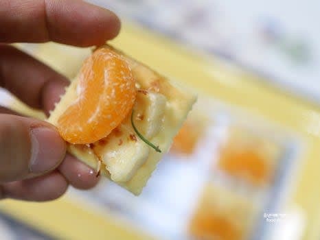 핑크 페퍼와 로즈메리를 약간씩 올려 맛과 비주얼을 더해주세요.